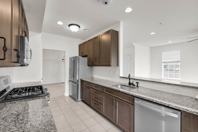 Building Photo - 3 bedroom Townhouse