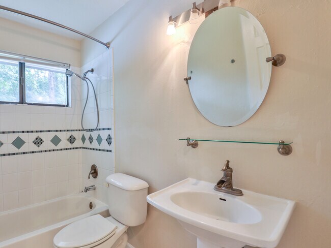 Building Photo - 805 Sandy Dr