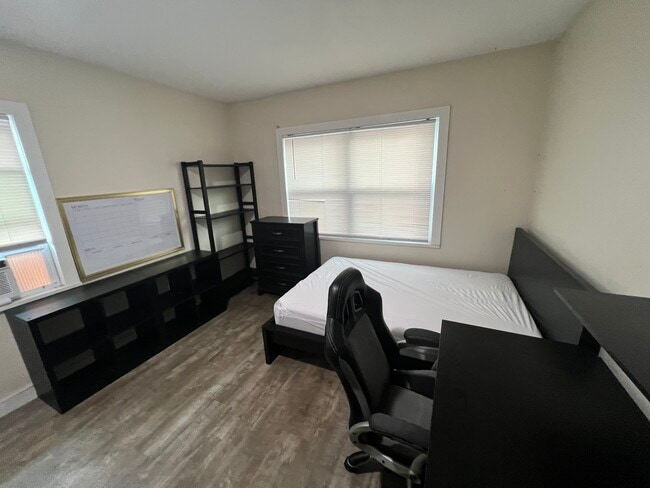 Building Photo - 905 NW 7th Ave