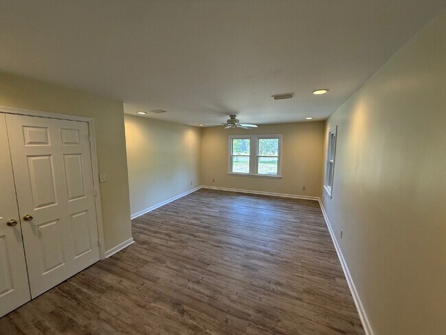 Building Photo - Nice 5 bedroom , 3 bath home located in Mobile.  $75 per applicant