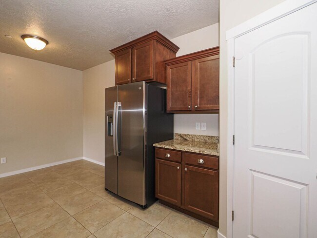 Building Photo - 3 Bedroom, 2 Bathroom Condo