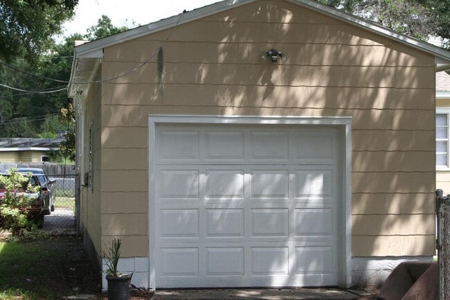 Building Photo - Three Bedroom One Bathroom House
