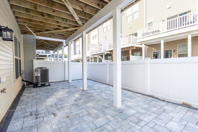 Building Photo - Lovely 3 BR/2.5 BA EOG Townhome in Glen Bu...