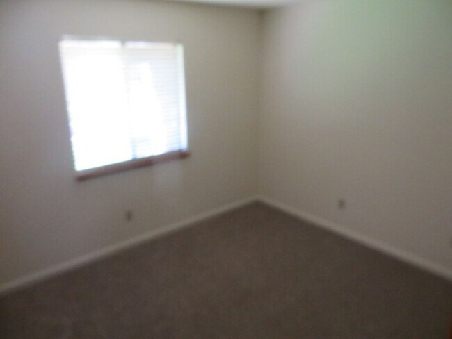 Building Photo - North Fresno Home, 3BR/2BA, Built 1989 - Lots of Amenities!