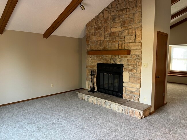 Building Photo - 5720 Old Farm Cir W