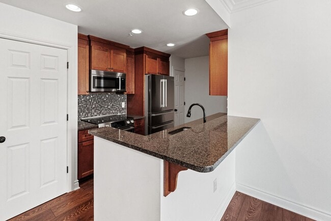 Building Photo - Exquisite Condo in Prime Plymouth Location
