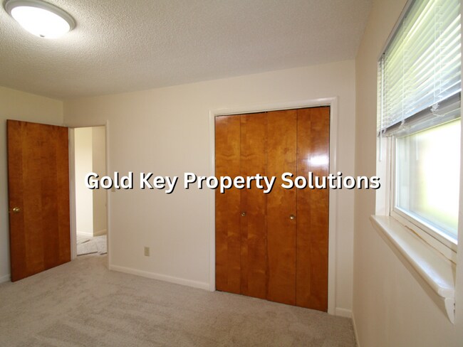 Building Photo - 818-820 Cossack Dr