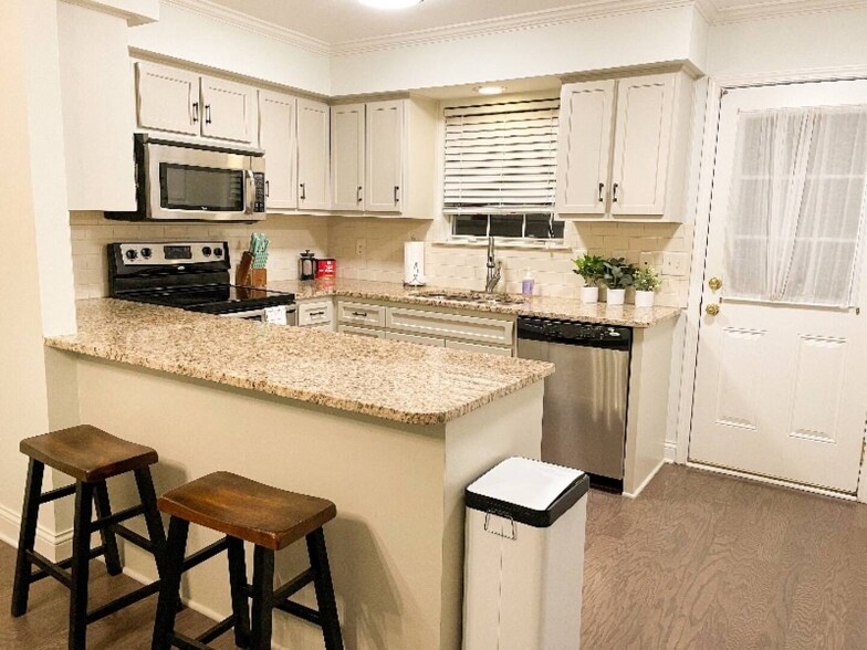 Building Photo - 2817 Hazelwood Dr