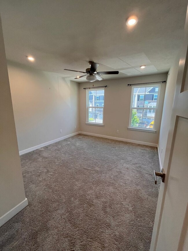 Building Photo - 437 Greenwood Dr