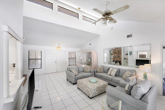 Building Photo - 901 Sandy Oaks Dr