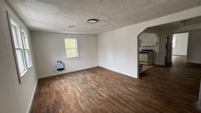 Building Photo - 517 1/2 w 2nd