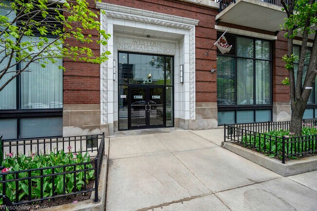 Building Photo - 210 S Desplaines St