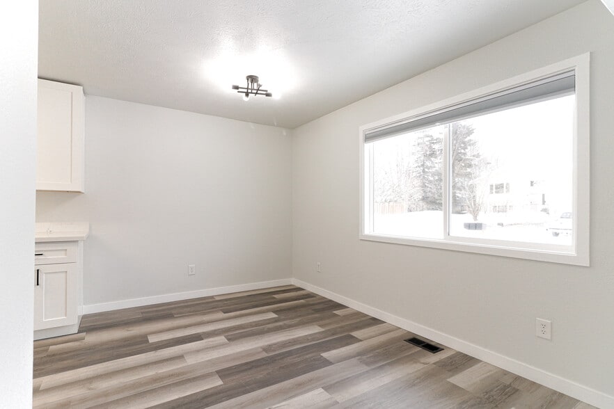 Building Photo - 8202 Mentra St