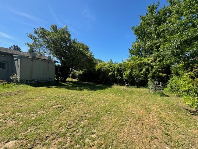 Building Photo - Beautiful 3 Bedroom, 1.5 Bath Home Available Soon!