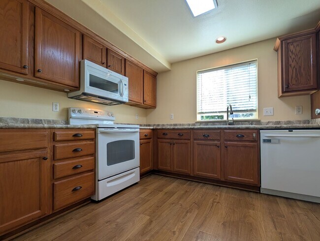 Building Photo - Spacious 3-Bedroom, 2.5-Bath Townhouse Near Churchill In Eugene!