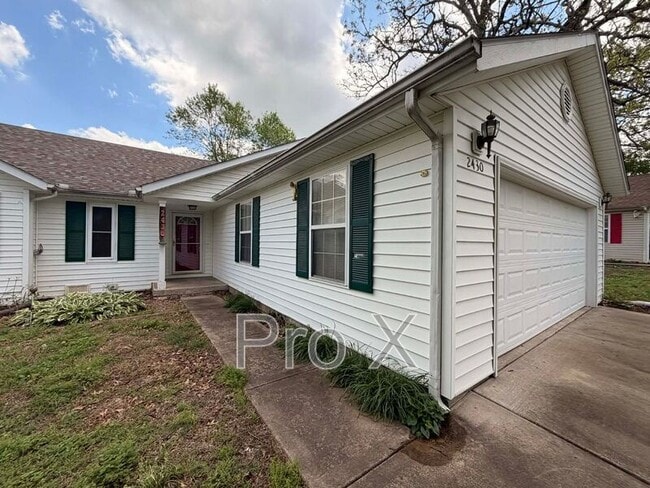 Building Photo - 2430 E Manitou St