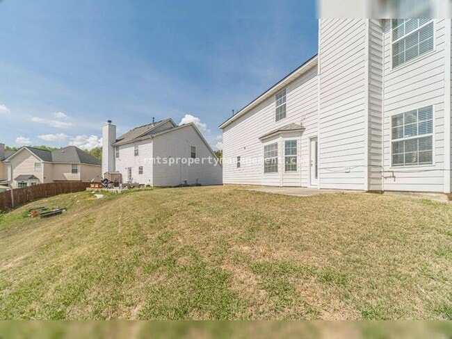 Building Photo - Spacious 4 bedroom 2.5 bath