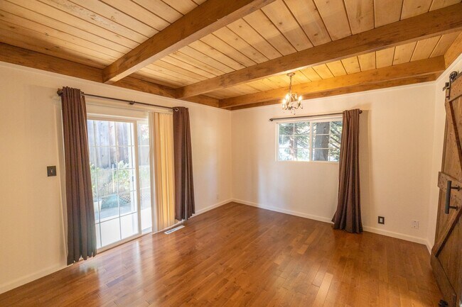 Building Photo - Beautiful 3 bedroom home with Castro Valle...