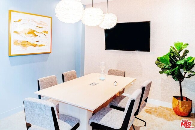 Building Photo - 700 S Manhattan Pl