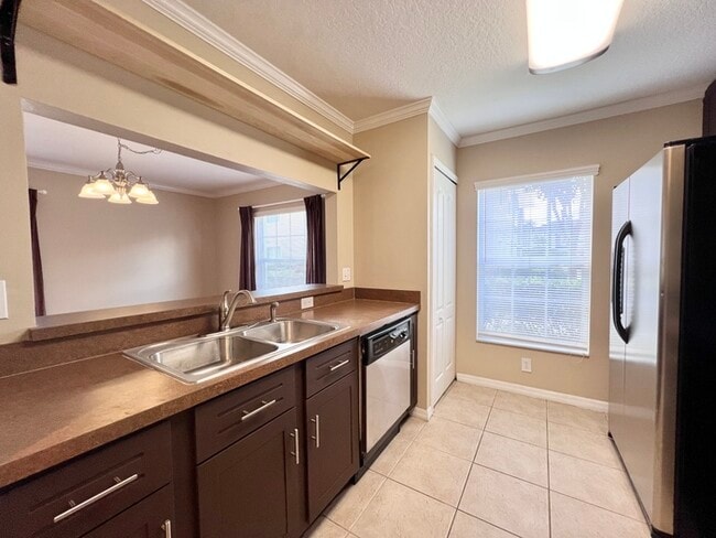 Building Photo - Gorgeous 3-bedroom, 2 1/2-bath End Unit To...