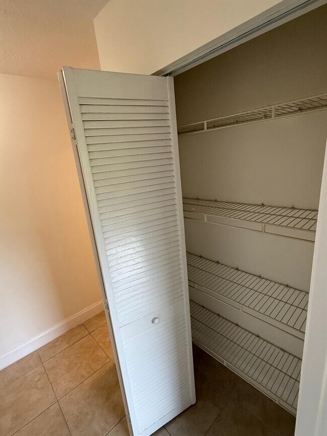 Building Photo - 3003 NW 5th Terrace