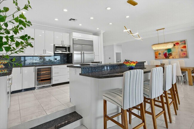 Building Photo - 513 S Riverside Dr