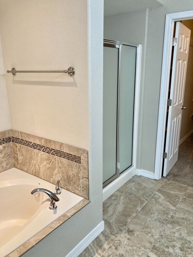 Building Photo - Lovely 3 Bedroom, 2.5 Bathroom Townhome