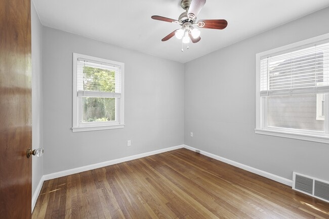 Building Photo - 2226 E Farnum Ave