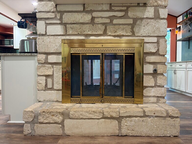 Dual fireplace - 1605 Gatlinburg Dr