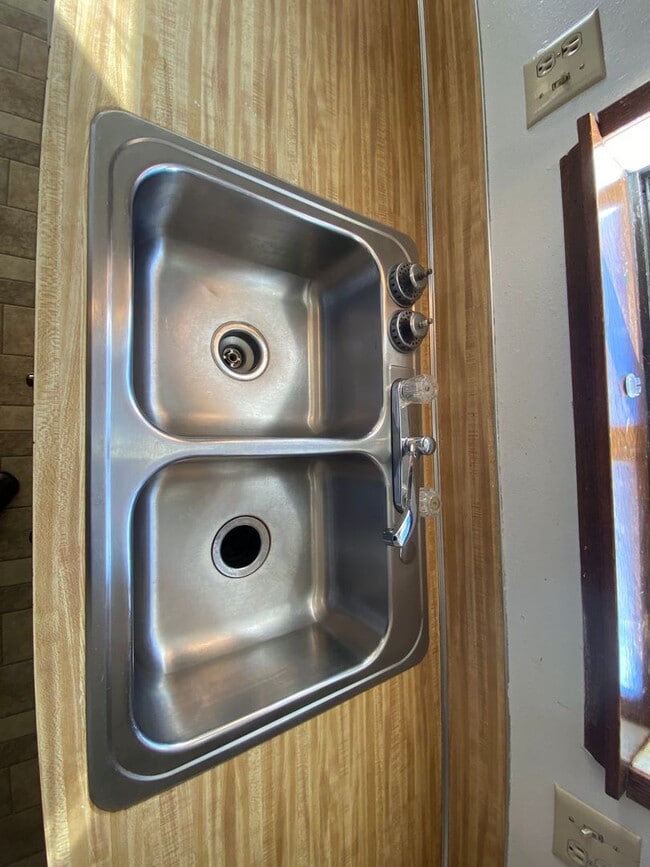 Building Photo - Cozy 3 Bedroom 1 Bath Home with Large Yard & 1 Car Attached Garage