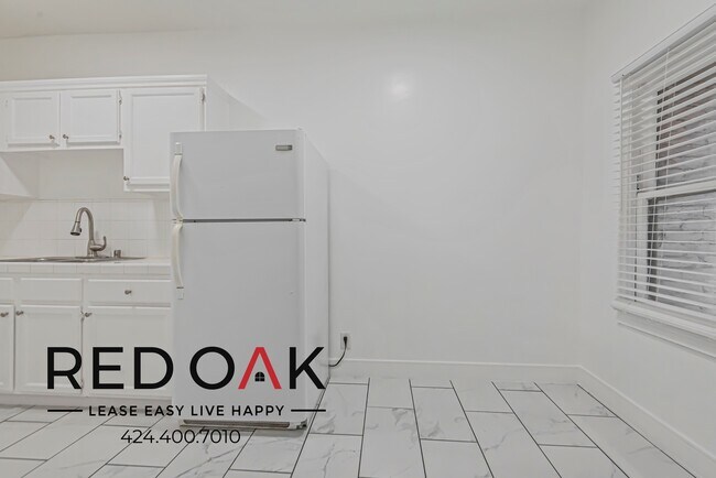 Building Photo - 854 S Oxford Ave