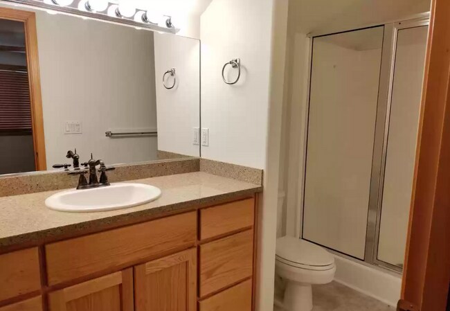 Building Photo - Spacious, updated home with A/C in SW Bend!