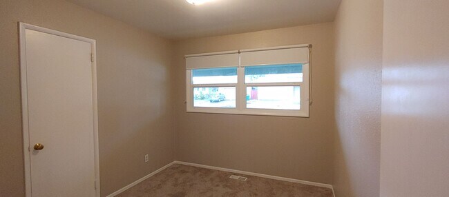 Building Photo - Darling Updated 3 Bedroom Ranch Located a Block from Glenwood City Park and Just a few Blocks fro...