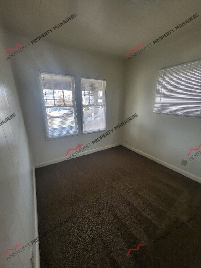 Building Photo - 629 NW Hawthorne Pl