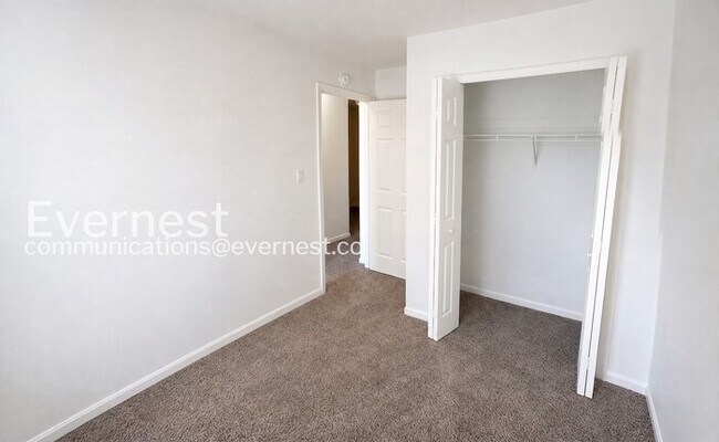 Building Photo - 3 Bed, 3.5 Bath Townhome with Modern Amenities / Available Now!