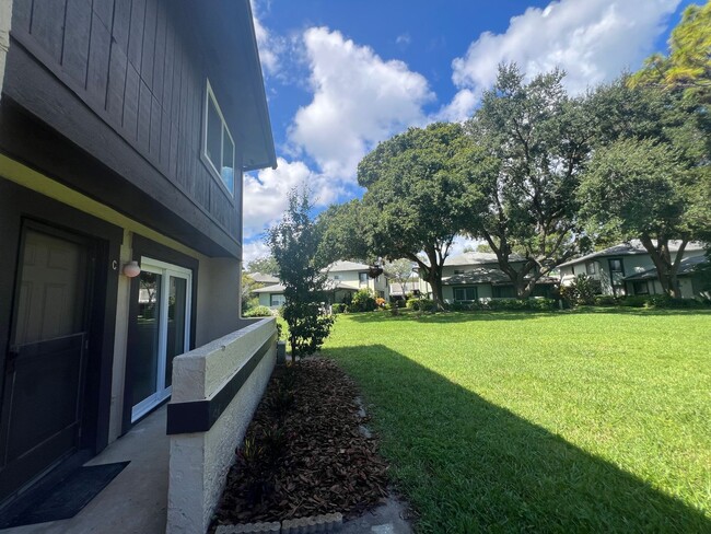 Building Photo - NEWLY 2/1.5 UPDATED Clearwater townhome/condo