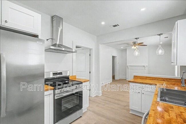 Building Photo - 615 W 39th St