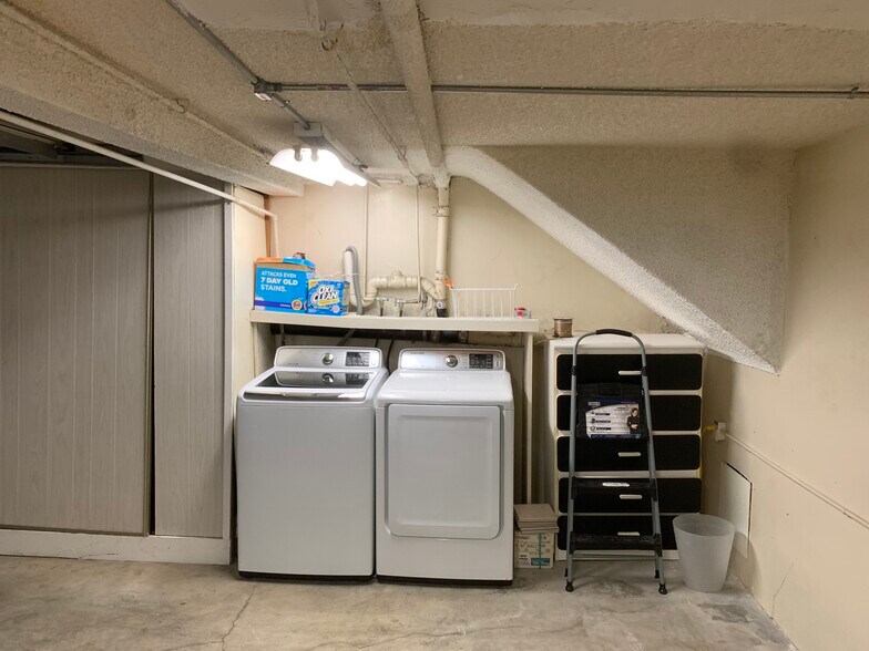 Laundry area in garage - 1232 Stanford St