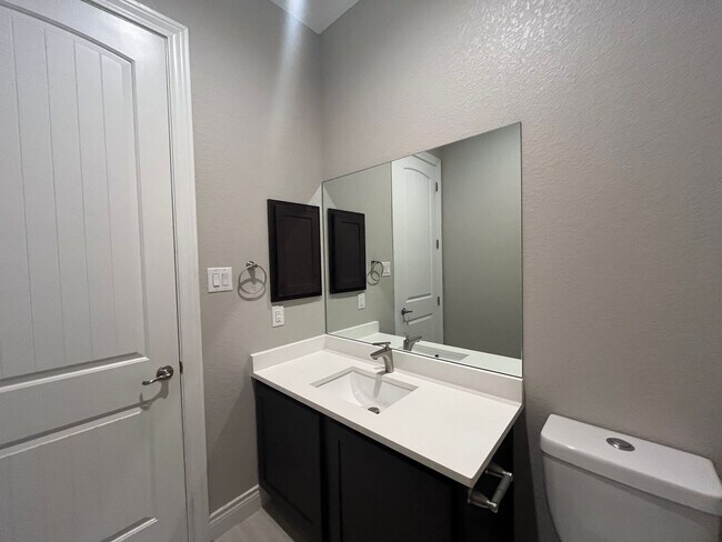 Building Photo - 4815 Viewcrest Rd