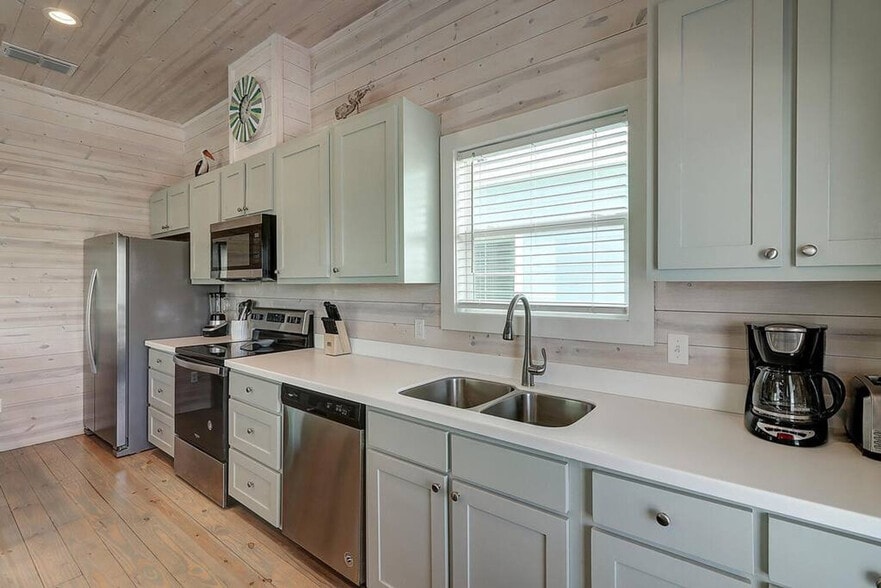 Building Photo - 1924 Eleventh Street-SI ID1023215P