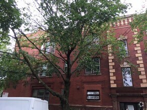 Building Photo - 2906 N Greenview Ave
