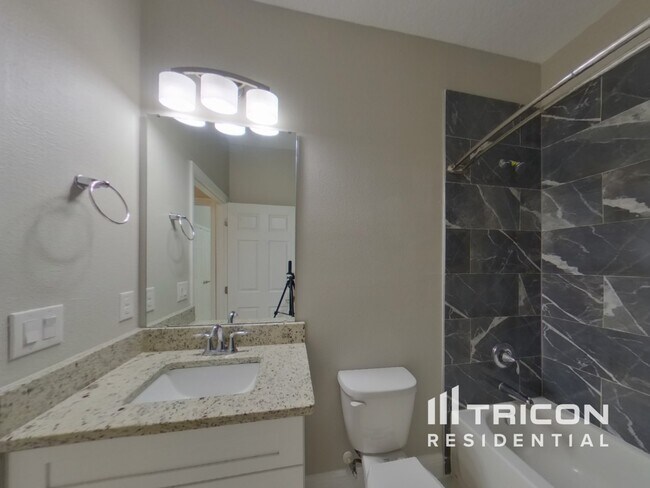 Building Photo - 719 4th Ave N