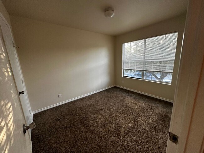 Building Photo - 7818 Kingsbury Wood