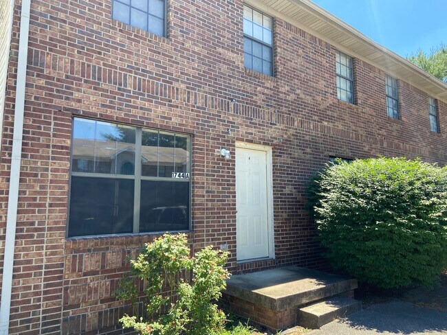 Primary Photo - 1744 Cave Mill Rd