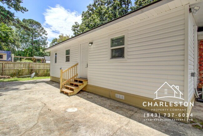 Building Photo - 816 E Estates Blvd