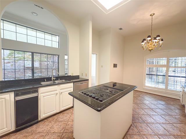 Building Photo - 5991 Lindenshire Ln