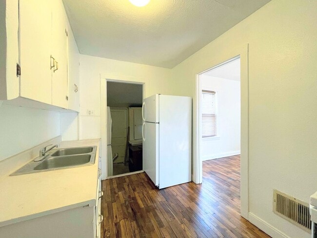 Building Photo - 1 bedroom house with fenced in yard