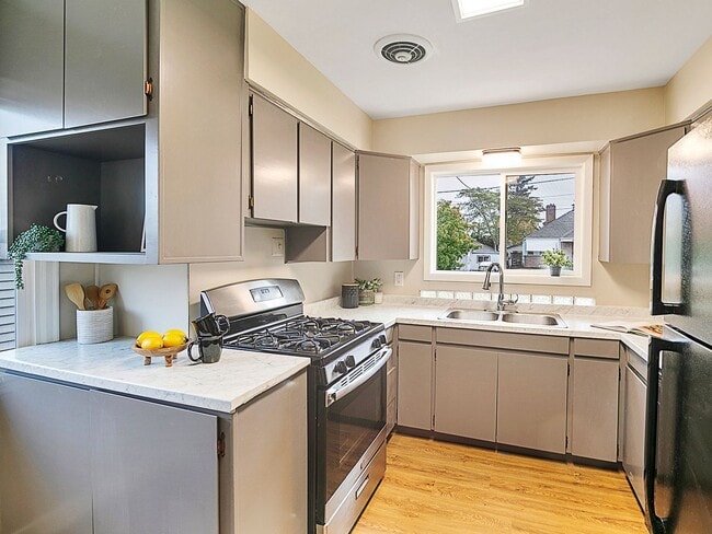 Building Photo - MID-CENTUTY MODERN 4 BEDROOM/2 BATH HOME-MUST SEE TO APPRECIATE!!