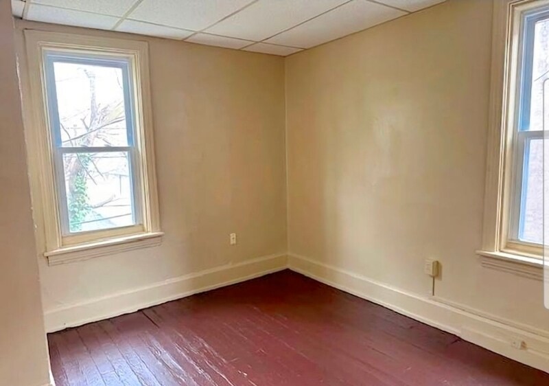 Building Photo - 316 S 15th St