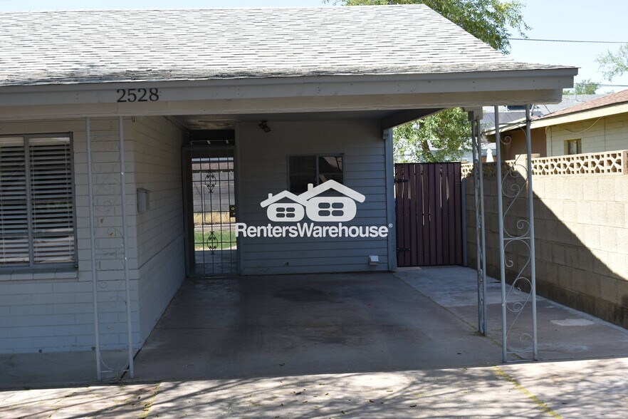 Building Photo - 2528 E Coolidge St